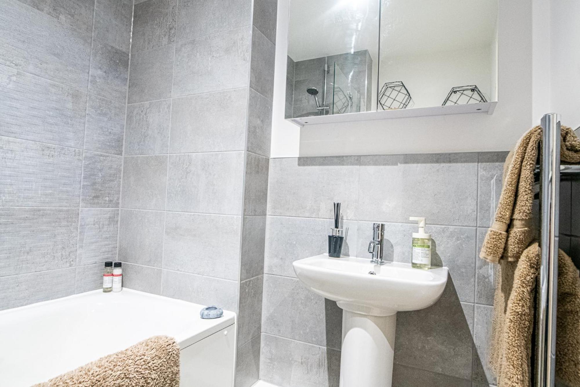 Modern And Spacious Apartment In Salford Quays Manchester Exterior photo